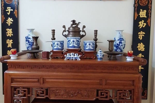 Ý nghĩa 3 bát hương trên bàn thờ gia tiên là gì? 6 ý nghĩa thờ 3 bát hương