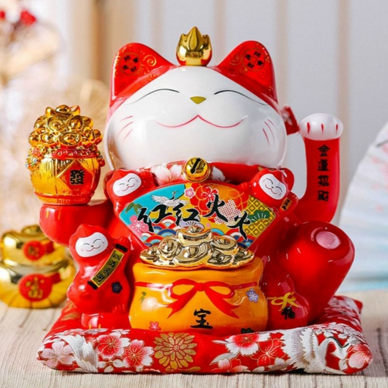 Mèo Thần Tài trên bàn thờ Ông Địa: Đặt sao cho "hút lộc"? 7 Những điều kiêng kỵ khi đặt mèo thần tài trên bàn thờ ông địa