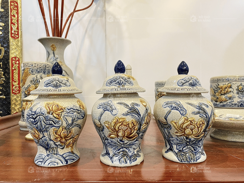 Bàn Thờ Thần Tài Gồm Những Gì? 20 hũ gạo, muối, nước, để bàn thờ thần tài